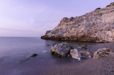 Cantarrijan plajında günün ilk saatleri, Granada Costa del Sol ve Costa Tropikal en iyi çıplaklar plajı