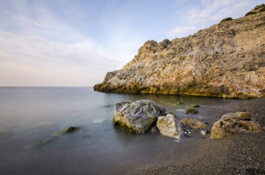 Cantarrijan plajında günün ilk saatleri, Granada Costa del Sol ve Costa Tropikal en iyi çıplaklar plajı