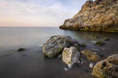 Cantarrijan plajında günün ilk saatleri, Granada Costa del Sol ve Costa Tropikal en iyi çıplaklar plajı