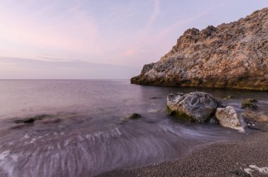 Cantarrijan plajında günün ilk saatleri, Granada Costa del Sol ve Costa Tropikal en iyi çıplaklar plajı