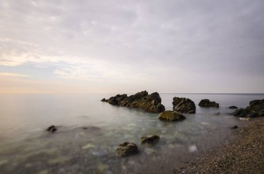 Playa de las Alberquillas ve Molino de Papel'de (Costa del Sol de Mlaga) muhteşem bir doğal ortamda gün doğumu