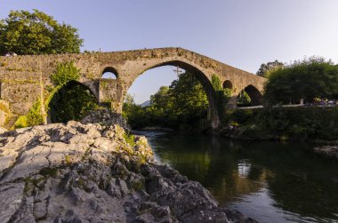 Cangas de Ons 'un Roma köprüsü Sella nehri üzerinde (Asturias)