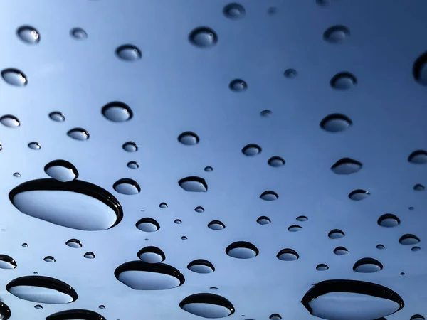 A água cai pela janela após a chuva . — Fotografia de Stock