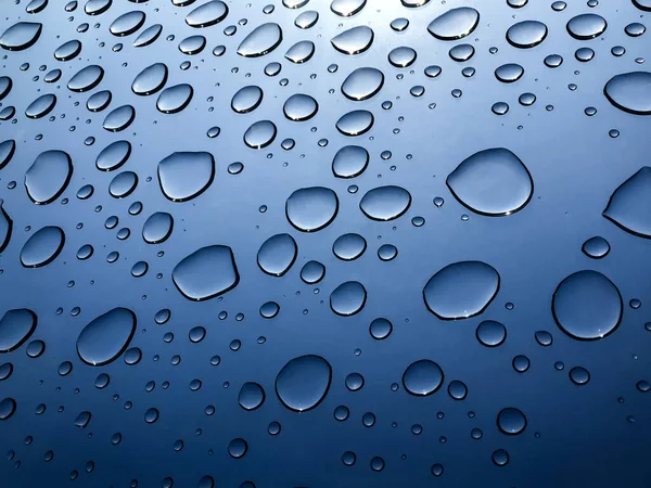 L'eau tombe par la fenêtre après la pluie. — Photo