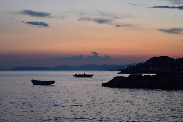 Akşamın geç saatlerinde, renkli kırmızı gün batımı. Hırvatistan 'da inanılmaz deniz manzarası.
