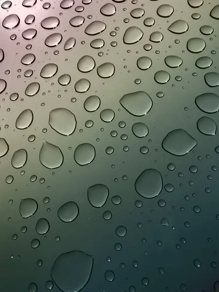 L'eau tombe par la fenêtre après la pluie. — Photo