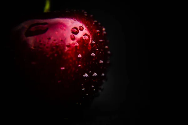 Primer plano de cereza dulce con gotas de agua en él . —  Fotos de Stock