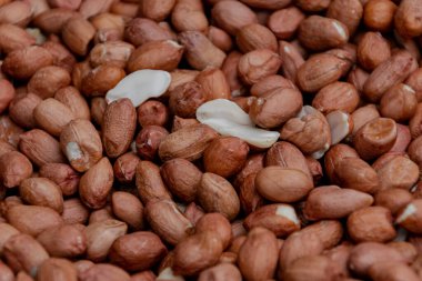 Kızarmış fıstık yakın çekim. Yemek pişirme süreci. 