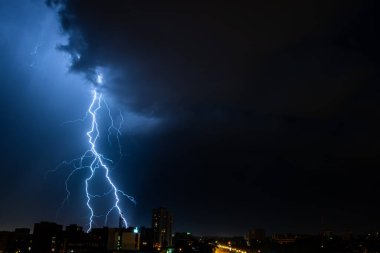 Gece vakti şehirde güçlü bir şimşek çakıyor..