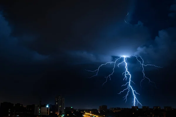 Gece vakti şehirde güçlü bir şimşek çakıyor..