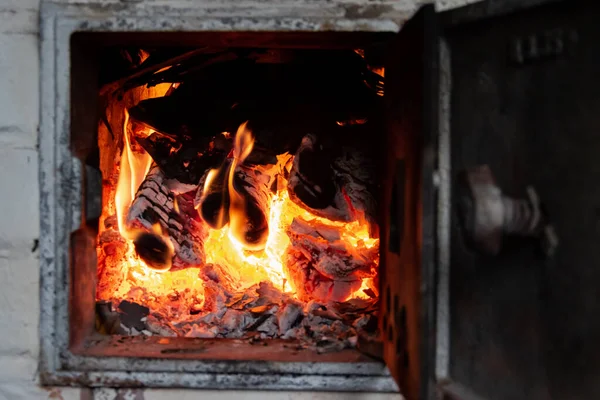 Fogo em chamas e aquecimento no fogão . — Fotografia de Stock