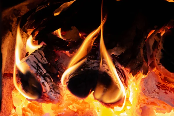 Foto de close-up de queima e aquecimento de fogo no fogão . — Fotografia de Stock