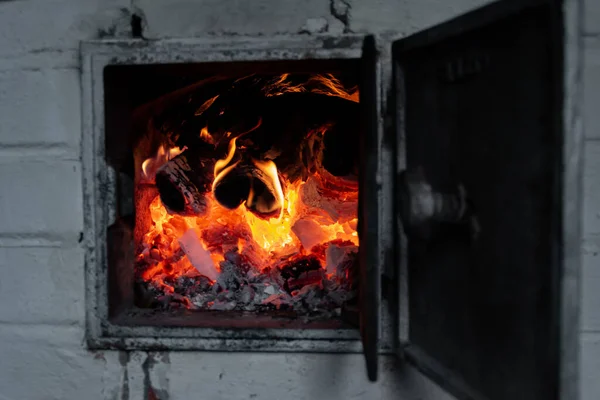 Fogo em chamas e aquecimento no fogão . — Fotografia de Stock