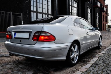 RIGA, LATVIA - 22 Nisan 2018: Gümüş Mercedes-Benz Coupe CLK200 Kompressor - W208, 2001.