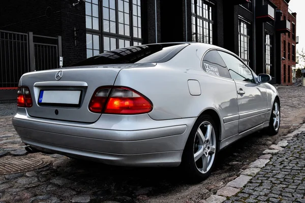 RIGA, LATVIA - 22 Nisan 2018: Gümüş Mercedes-Benz Coupe CLK200 Kompressor - W208, 2001.