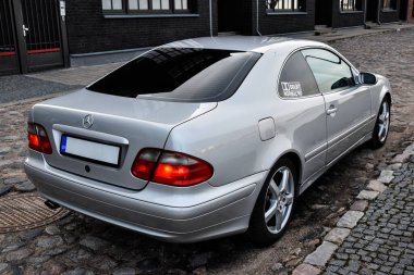 RIGA, LATVIA - 22 Nisan 2018: Gümüş Mercedes-Benz Coupe CLK200 Kompressor - W208, 2001.