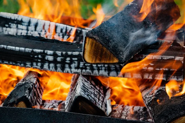 Queimar madeira num churrasco. Abrir chamas. Cozinhar ao ar livre. — Fotografia de Stock