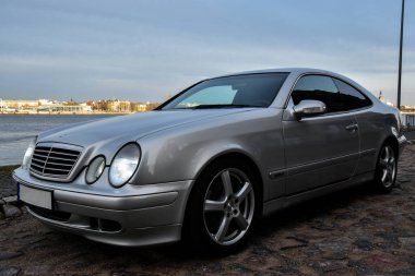 RIGA, LATVIA - 22 Nisan 2018: Gümüş Mercedes-Benz Coupe CLK200 Kompressor - W208, 2001.