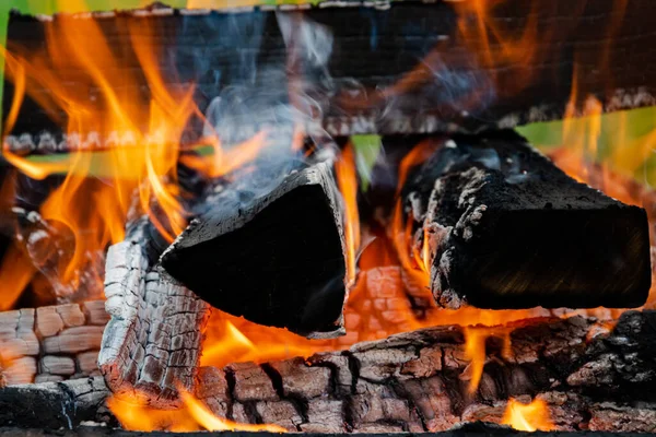 Queimar madeira num churrasco. Abrir chamas. Cozinhar ao ar livre. — Fotografia de Stock