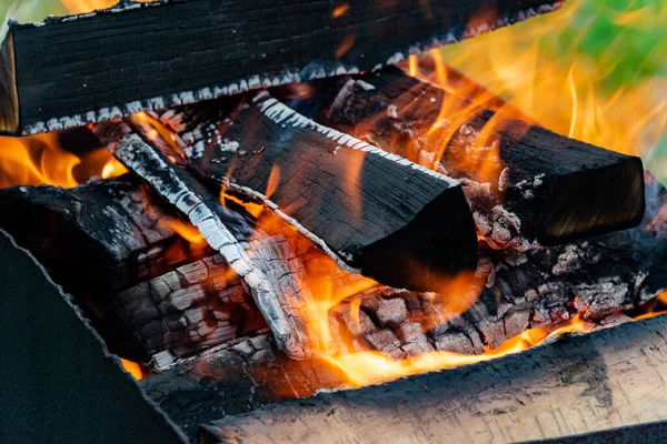 Queimar madeira num churrasco. Abrir chamas. Cozinhar ao ar livre. — Fotografia de Stock