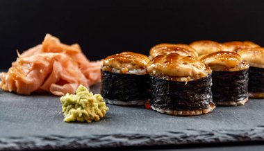 Siyah taş tabakta zencefil ve wasabi ile Norveç çarşaflarında sıcak suşi servis ettim..