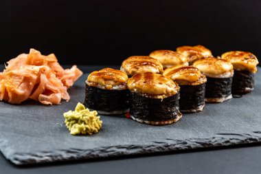 Siyah taş tabakta zencefil ve wasabi ile Norveç çarşaflarında sıcak suşi servis ettim..