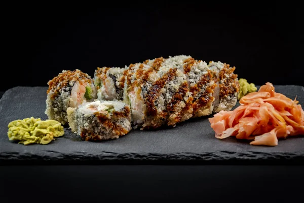 Zencefilli sıcak suşi ve siyah taş tabakta wasabi servis ettim..