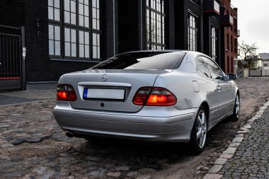 RIGA, LATVIA - 22 Nisan 2018: Gümüş Mercedes-Benz Coupe CLK200 Kompressor - W208, 2001.