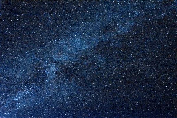 Nefes kesen açık mavi gece gökyüzü Samanyolu ve muazzam miktarda yıldızla.