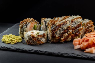 Zencefilli sıcak suşi ve siyah taş tabakta wasabi servis ettim..