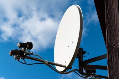 Evin uydu antenleri. Dijital televizyon kanalı alıcısı ve vericisi.