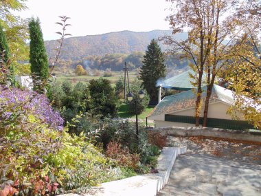 Küçük bir park. Yapay dekor.