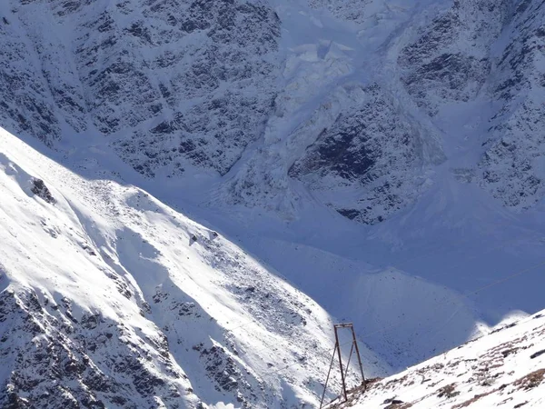 Besneeuwde Bergen Met Kabelbaan Zicht Vanaf Hoogte — Stockfoto