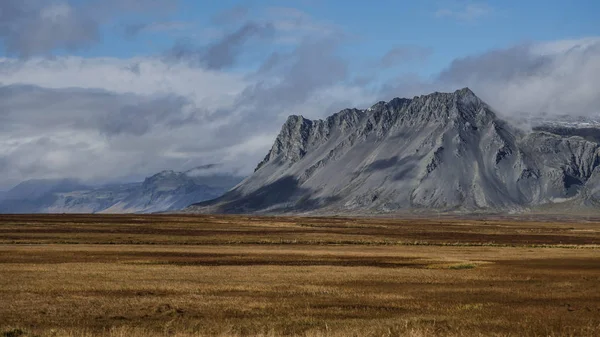 Island Bergblick mit schöner Landschaft — Stockfoto