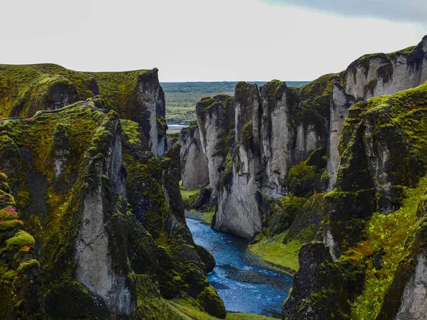 Blick auf den Islandcanyon mit blauem See — Stockfoto