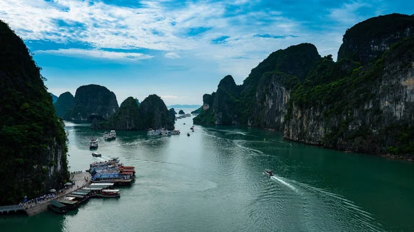 Vietnam Halong Bay boat tour — Stock Photo, Image