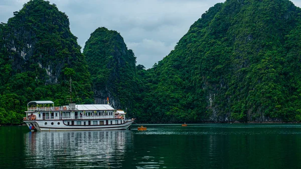 Vietnam Halong Bay tekne turu
