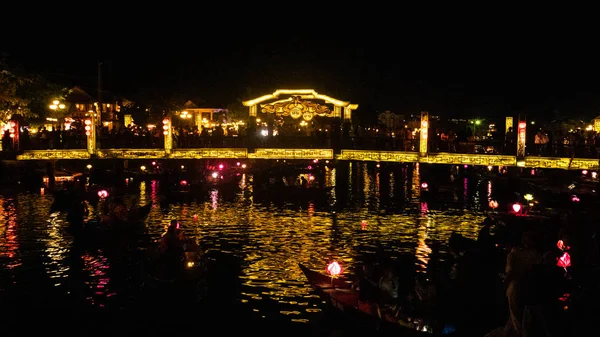 Вид на нічний ринок хоян — стокове фото