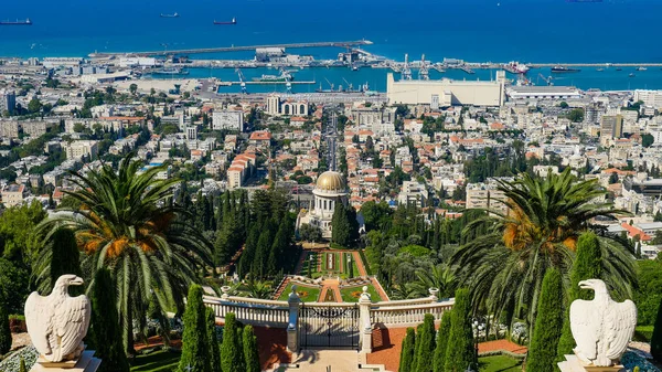 Israel Haifa uitzicht op de stad vanaf de top van de berg — Stockfoto