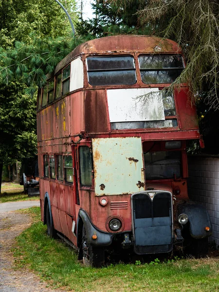 Старый британский красный автобус — стоковое фото