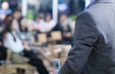 Oditoryumda teknoloji girişimcileri için kurumsal seminer. Geliştirme atölyesine katılan izleyiciler. İcra müdürü sempozyumda konuşma yapıyor. Üniversite konferans salonunda işletme eğitimi.