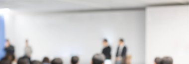 Tartışma Etkinliği Sırasında Sahnede Panel. Konferans Seminer Sunumu Sırasında Uzmanlarla Tartışma. Konferans Salonu Konferans Serisi'nde Başarılı Yöneticiler ve Girişimci Konuşmacılar ve Sunucular.