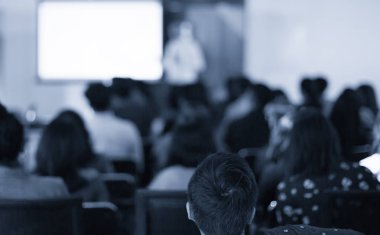 İş sunumu yönetici tarafından verilmektedir. Uzman konuşmacı ile kurumsal seminer insanlara sunan. Ders sırasında konuşma yapan adam. Atölyede Liderlik eğitim koçu.