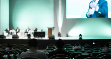 Konferans fotoğraf izleyicive konuşmacılar konuşma yapıyor. Forum sırasında bir panelde Seminer sunucuları. Satış yöneticisi eğitiminde şirket yöneticileri sahnede tartışma. Yatırımcı saha sunumu.