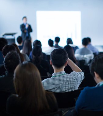 Salonda dinleyicilere sunum yapan uzman konuşmacı ile seminer. Kopyalama alanı için boş iş sunu ekranı. Yönetici sunucu bir konuşma yapıyor. Atölye dersinde liderlik eğitim koçu.