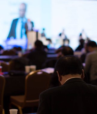 Profesyonel konuşmacı tarafından şirket konferansında konuşma yapılacak. Yönetici yönetici, girişimciler için liderlik atölyesinde izleyicilere sunum yapıyor. İş eğitimi alan insanlar.
