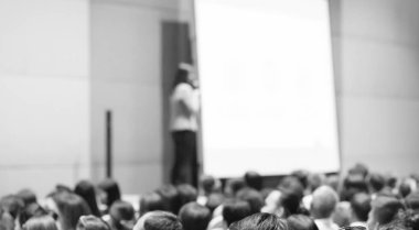 İş sunumu yönetici tarafından verilmektedir. Uzman konuşmacı ile kurumsal seminer insanlara sunan. Ders sırasında konuşma yapan adam. Atölyede Liderlik eğitim koçu.