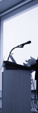 Kurumsal konferansta seminer sunucusu konuşma yapıyor. Konuşmacı iş izleyicilerine ders veriyor. Girişimci forum icra yöneticisi şirket eğitim etkinliği sırasında salonda tartışma lider. 