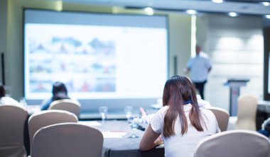 Konferans fotoğraf izleyicive konuşmacılar konuşma yapıyor. Forum sırasında bir panelde Seminer sunucuları. Satış yöneticisi eğitiminde şirket yöneticileri sahnede tartışma. Yatırımcı saha sunumu.