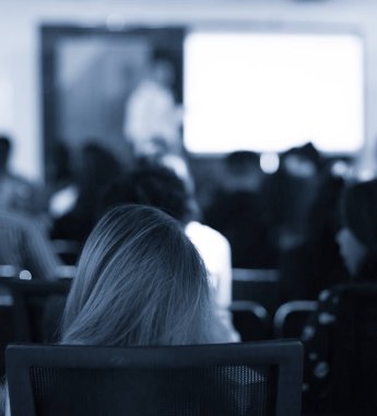 İş sunumu yönetici tarafından verilmektedir. Uzman konuşmacı ile kurumsal seminer insanlara sunan. Ders sırasında konuşma yapan adam. Atölyede Liderlik eğitim koçu.